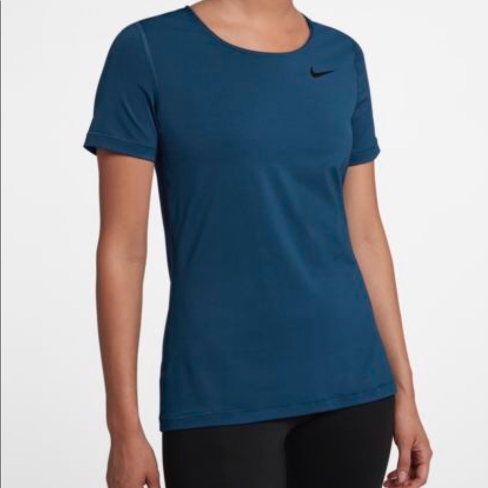 NIKE Pro: women’s shirt swoop -neck